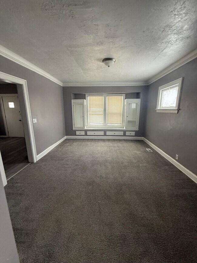 Building Photo - 3bd Single Vouchers Only