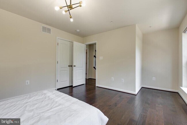 Building Photo - 7201 Thackley Way