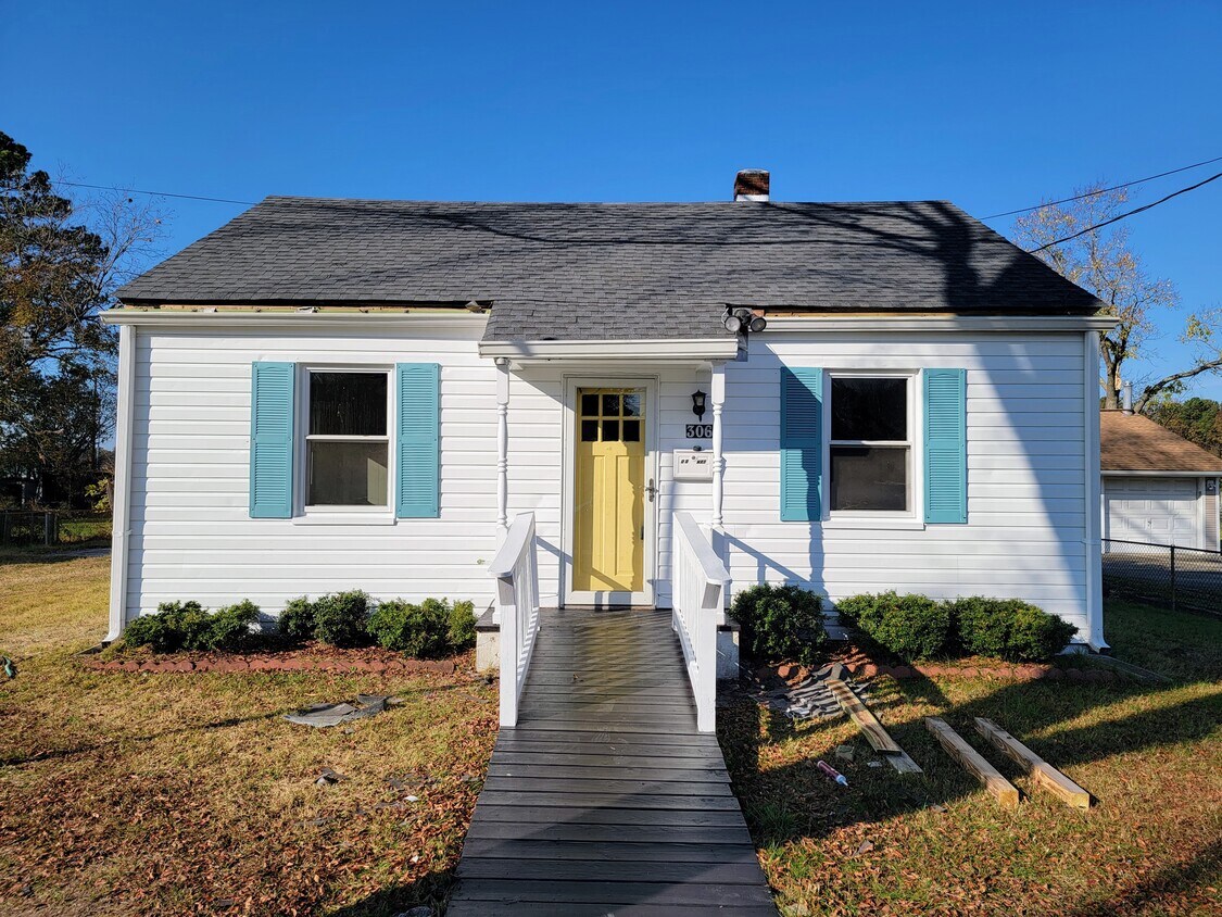 Primary Photo - 306 Sunset Cir