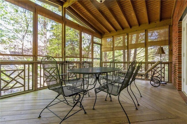 Foto del edificio - 2242 Lenox Walk NE