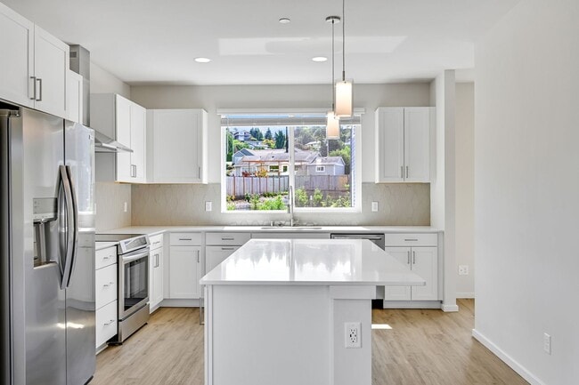 Building Photo - 4 Bed 3 Bath Townhouse for Rent!