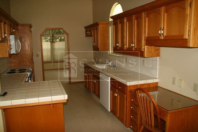 Foto del edificio - Beautiful, spacious home on a corner lot