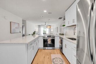 Building Photo - 8799 Bella Vista Dr
