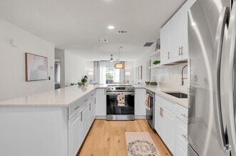 Building Photo - 8799 Bella Vista Dr