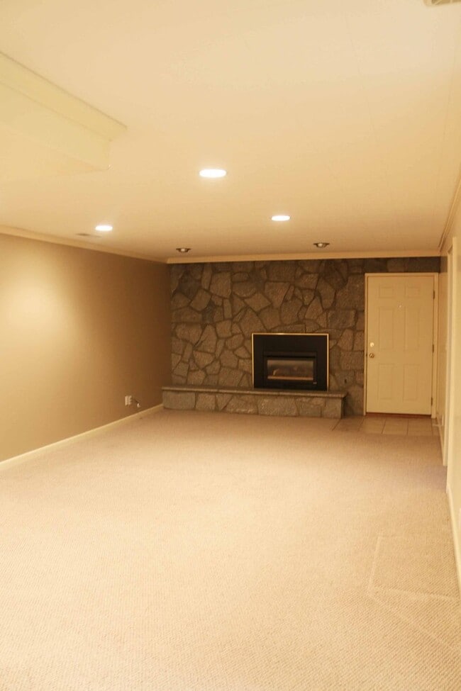 Building Photo - Sandy home for rent(basement only)