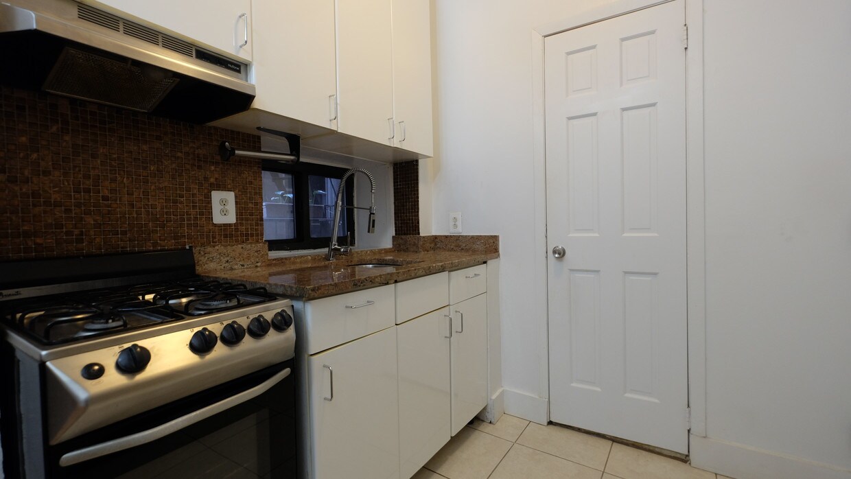 Building Photo - 526 E 11th St