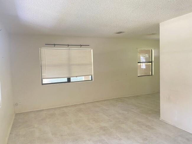 Building Photo - 2/1 House In Belleview!