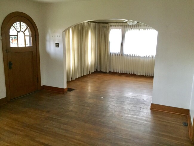 Building Photo - 1360 Murphy's Ln