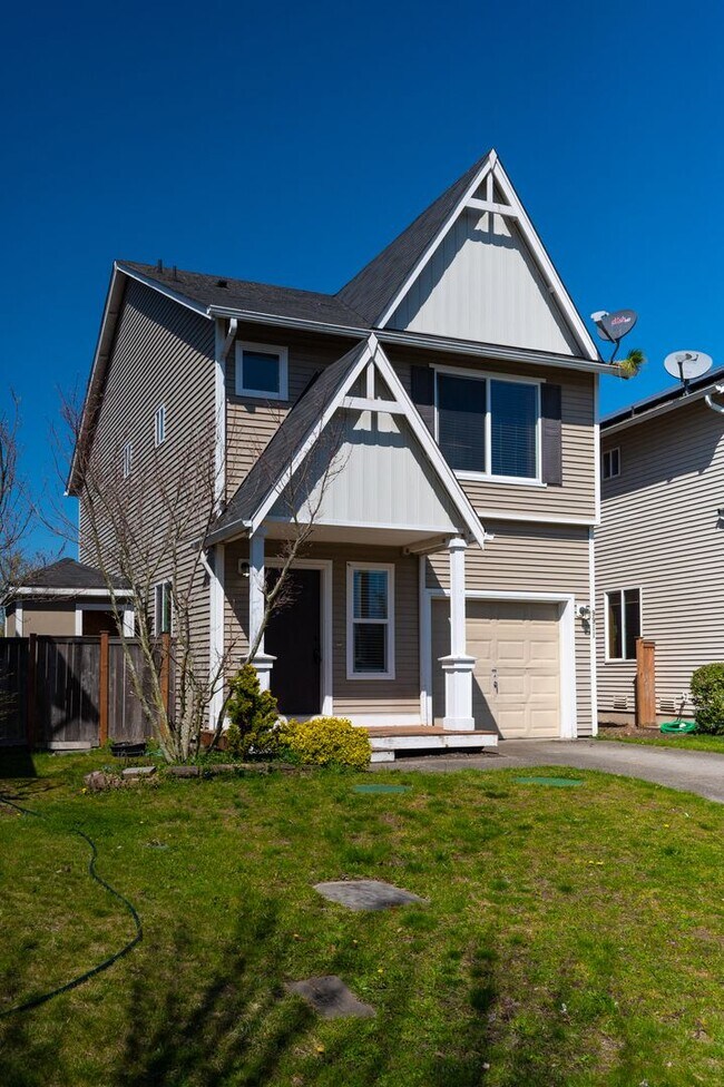 Building Photo - 3 Bedroom 2.5 Bath with fenced yard