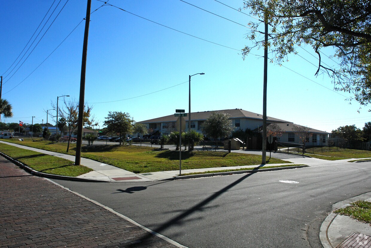 Building Photo - 426 Preston Ave S