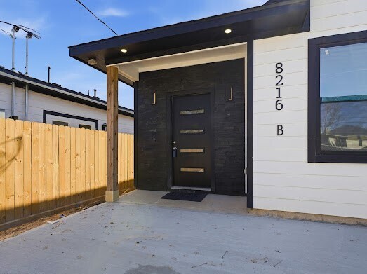 Foto del edificio - 8216 Locksley Rd