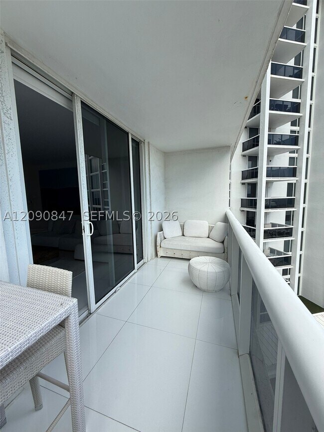 Foto del edificio - 10275 Collins Ave