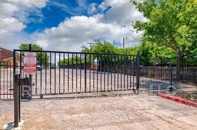 Foto del edificio - 8021 W Elizabeth Ln