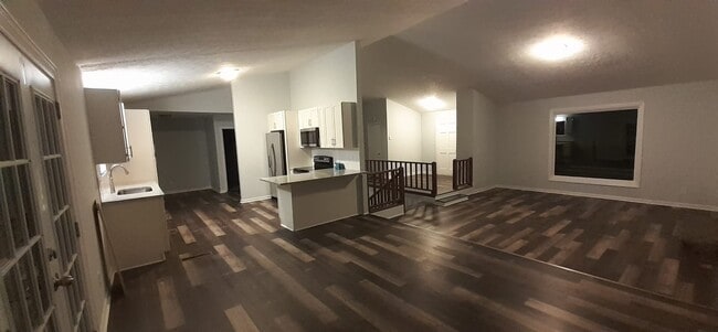 Fotografía del edificio - 811 Moonlit Ln NW