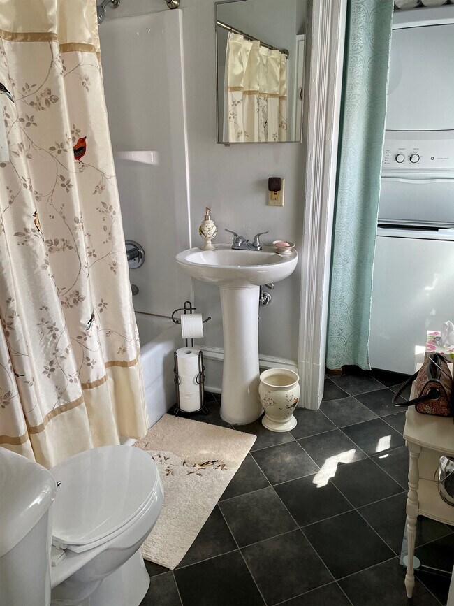 Baño - 401 Laurel St W