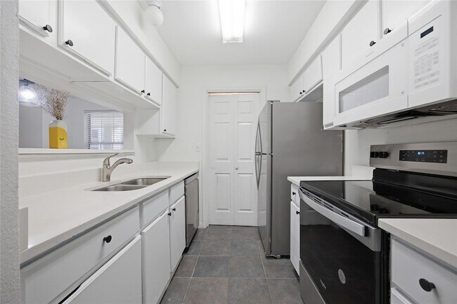 Building Photo - 501 W 26th St