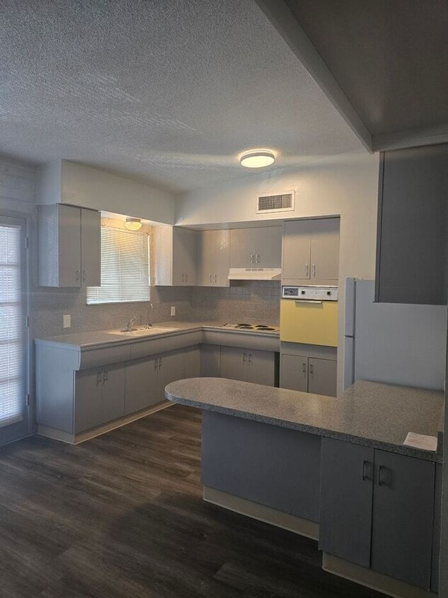 Large 2 bedroom Central location with AC!! - Large 2 bedroom Central location with AC!!