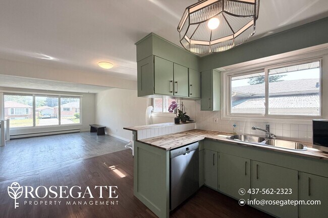 Building Photo - Bright & Renovated 3-Bedroom Unit in Centr...