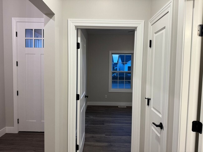 Foto del edificio - New Construction! West side location. 4br, 3bth, 2crg, Finished basement. All new stainless steel...