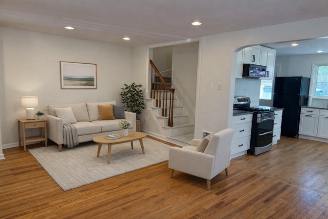 Foto del edificio - Newly Renovated 3-Bedroom, 1-Bathroom End-Row Townhome with Bonus Room & Backyard!