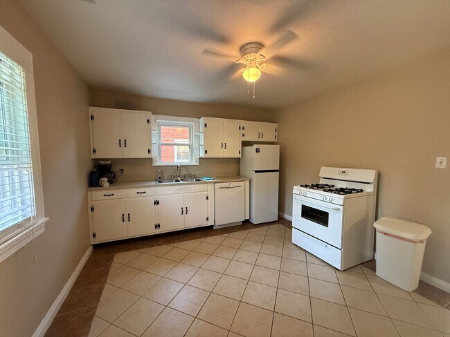 Foto del edificio - Conveniently Located 2BR Home with Garage & Backyard