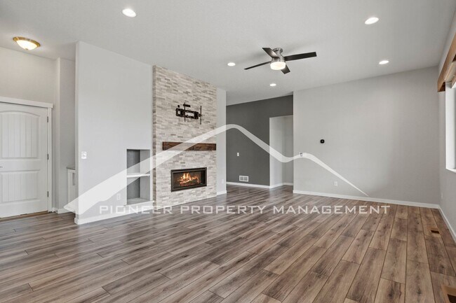 Foto del edificio - Elegant Ranch-Style Home with Main Floor Primary Bedroom with 3-Car Garage and Finished Basement ...