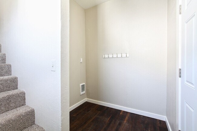 Foto del edificio - In Town Great Location Two Bedroom Unit