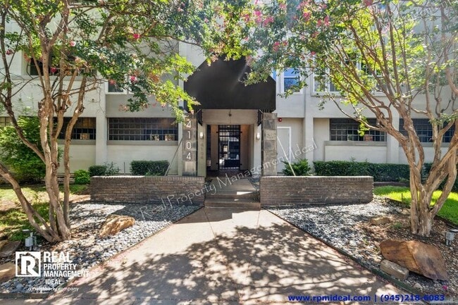 Photo - 4104 N Hall St House