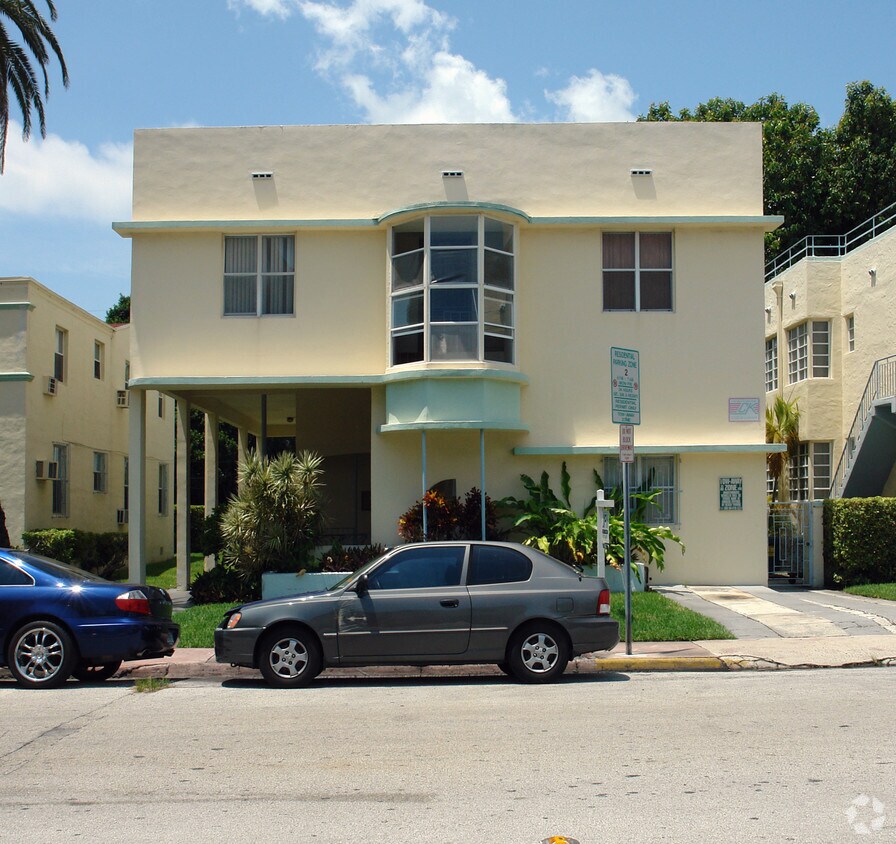 Vista de frente - 1552-1570 Euclid Ave