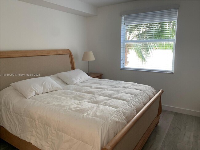 Foto del edificio - 17150 N Bay Rd