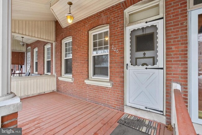 Building Photo - 206 E Elm St