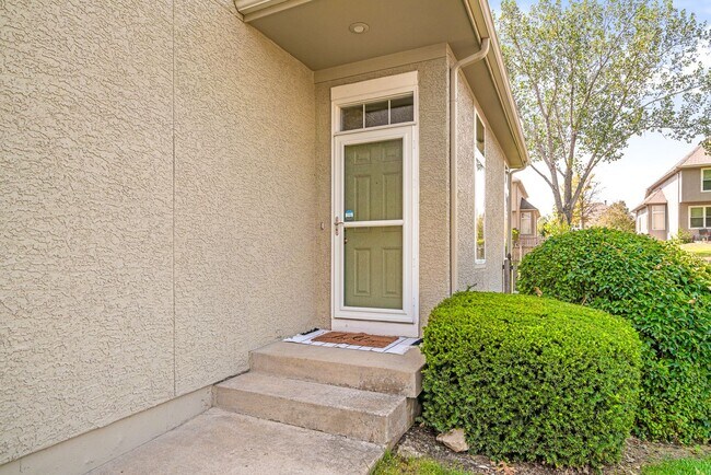 Foto del edificio - {13862} Spacious townhome in Prime Location + Maintenance Provided Community + Neighborhood Pool ...