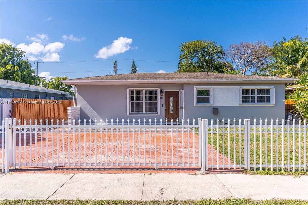 Foto principal - 174 NE 211th St