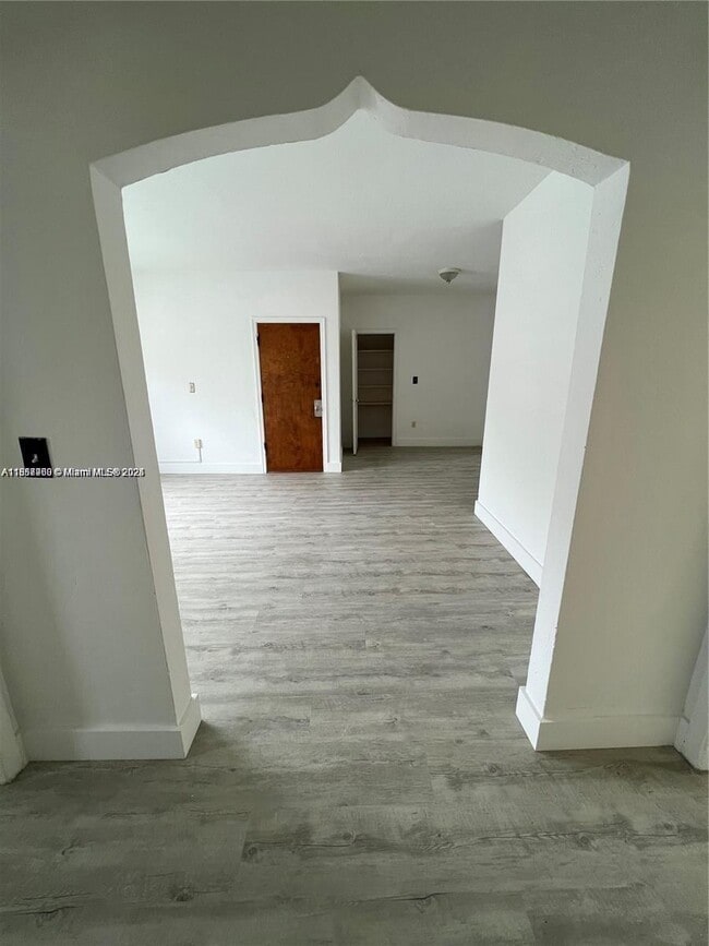 Foto del edificio - 945 Bay Dr