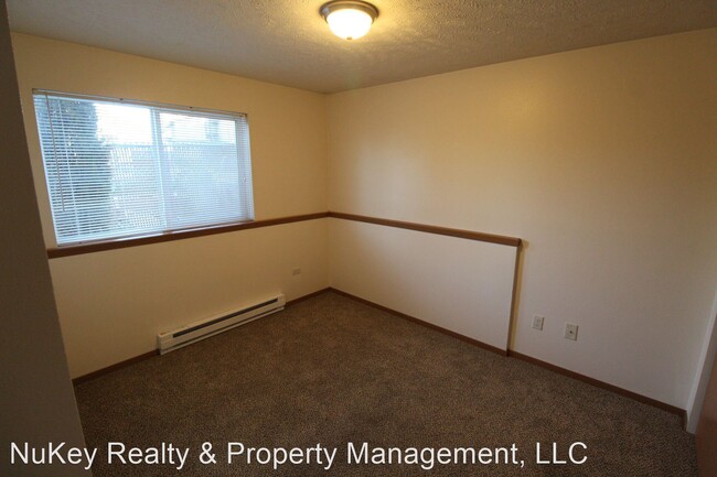 Building Photo - 10 E Pineridge Ct