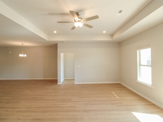 Building Photo - Lovely townhome between Athens and Madison!