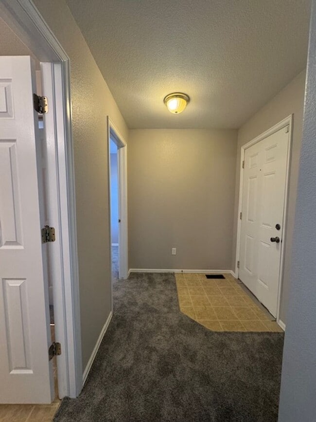 Foto del edificio - Charming 3BD Townhome in Gated Community just minutes from Peterson AFB & Fort Carson - Security ...