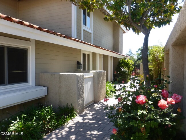 Building Photo - 1749 Royal St George Dr