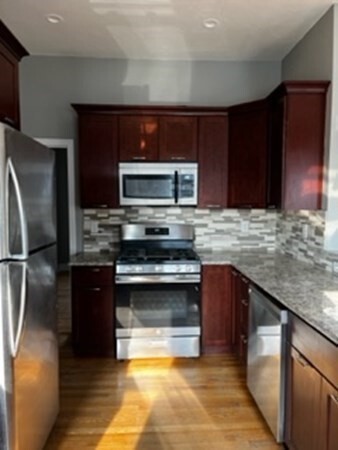Primary Photo - 454 Crescent St