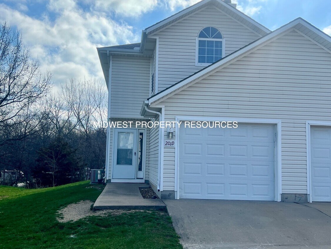 201 NE Sunshine St, Oak Grove, MO 64075 Townhome Rentals in Oak Grove