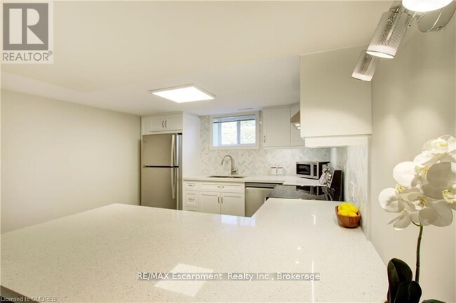 Building Photo - 2093 Maplewood Dr