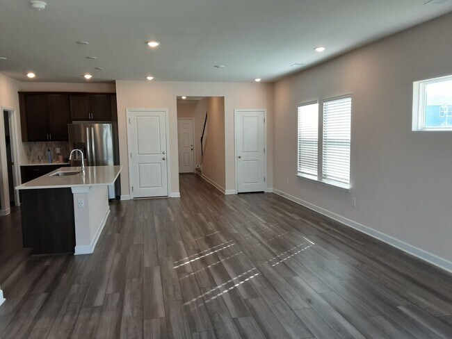 Foto del edificio - Don't miss out on this beautiful 5 Bedroom...