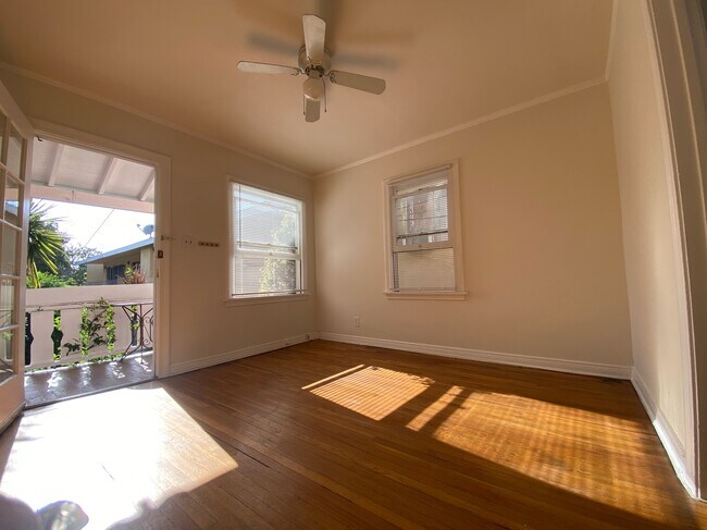 Building Photo - 812 N Hayworth Ave