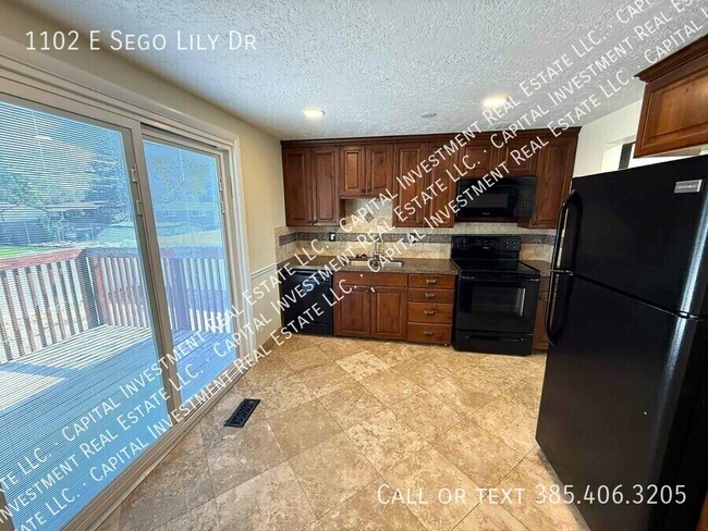 Building Photo - 1102 E Sego Lily Dr