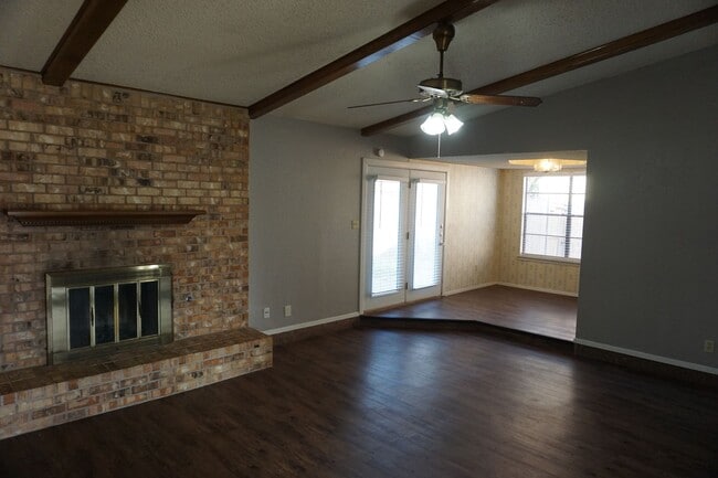 Building Photo - 5923 10th Dr