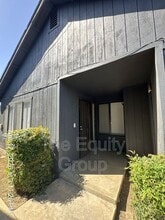 Building Photo - 312 1/2 N Park St