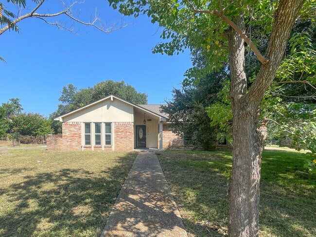 Foto del edificio - 312 Cedarwood Ln