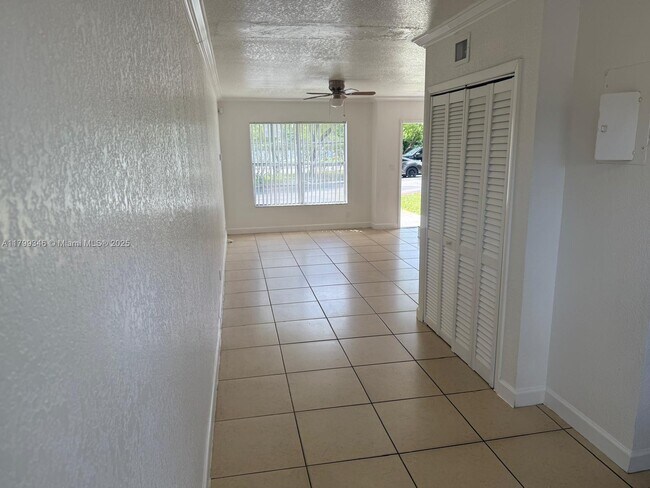Foto del edificio - 4701 NW 9th Dr