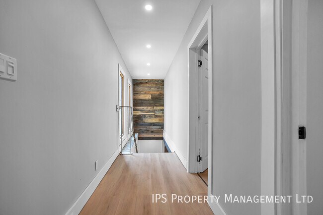 Building Photo - 2 Bed + Den | 1 Bath