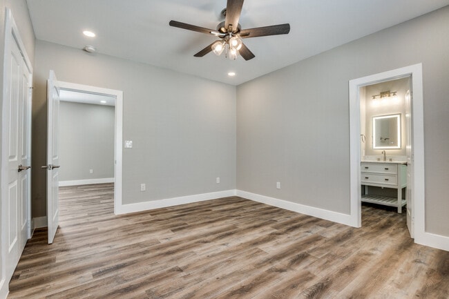 Building Photo - 313 N Llewellyn Ave